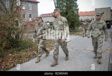 Stati Uniti Esercito Col. William Galbraith, vice comandante del xxi Theatre supporto comando in Germania, tours strutture di vita con Lt. Col. Matt Rogers e il comando Sgt. Il Mag. Dan Castleberry del 91Ingegnere vigili del Battaglione, 1° Brigata corazzate contro la squadra e Comm, 1a divisione di cavalleria in Boleslawiec Polonia, 14 Novembre, 2018. Boleslawiec è stata una delle molte fermate per Col. Galbraith come egli sta conducendo le visite in sito dove personale militare degli Stati Uniti sono alloggiati per controllare il soldato di condizioni di vita. Foto Stock