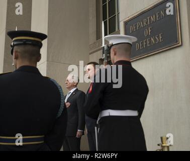 Stati Uniti Il Segretario della Difesa James N. Mattis, risponde con il polacco il Ministro della Difesa di Mariusz Blaszczak al Pentagono, nov. 13, 2018. (DoD Foto Stock