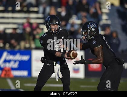 Old Dominion University di Monarchi quarterback, Blake LaRussa, mani la palla a marcia indietro, Kesean forte, a ODU caposquadra del campo in Norfolk, Virginia, nov. 10, 2018. I monarchi combattuto nord Texas verde medio squadra di calcio e ha preso la vittoria con un punteggio finale di 34 a 31. Foto Stock