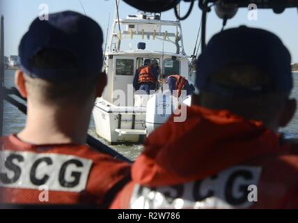 Membri della Stazione della Guardia Costiera Barnegat light board un ricreative peschereccio durante la conduzione di un le risorse marine viventi di pattugliamento e di sicurezza della nave di ispezione, nov. 7, 2018. Coast Guard membri ispezionati ricreative e commerciali Le navi per la conformità con i regolamenti di pesca nonché per identificare i problemi di sicurezza per contribuire a rendere più sicuri in barca, pesca o di ricreazione sportiva. Stati Uniti Coast Guard Foto Stock
