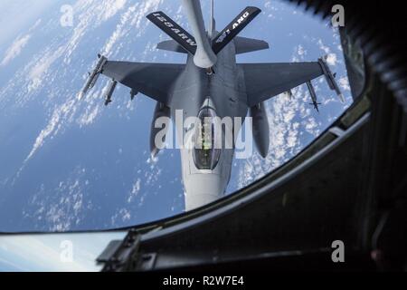 Un F-16 Fighting Falcon assegnato al trentunesimo Fighter Wing, la base aerea di Aviano, Italia, si avvicina a un KC-135 Stratotanker assegnato al 128Air Refuelling Wing, Wisconsin Air National Guard, durante un rifornimento di antenna missione di formazione oltre il mare Adriatico nov. 6, 2018. Stati Uniti Air Force, Air National Guard e Air Force unità di riserva assegnate alle località di tutto il mondo team di routine fino integrato per missioni di formazione per preparare gli avieri per operazioni distribuite. Foto Stock