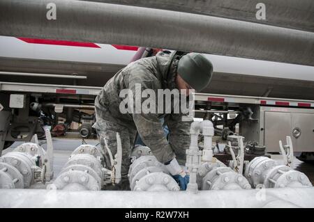 Il personale Sgt. Jess Gallis, 104th disponibilità logistica squadrone di distribuzione di carburanti specialista, riceve una spedizione di combustibile nov. 13, 2018 presso Barnes Air National Guard Base, Massachusetts. Il carburante verrà usata per aiutare a garantire la F-15C aquile allo 104th Fighter Wing sono mission pronto. Foto Stock