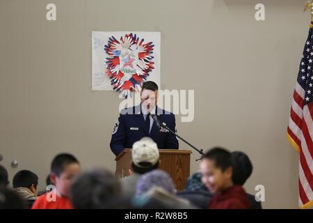 Alaska Air Guard comando Master Chief Sgt. James Wolverton, 168a comando parafango chief, narra la cerimonia di pensionamento di Master Sgt. Ella Doak, anche con l'ala 168a, in Kipnuk, Alaska, nov. 9, 2018. Doak hanno optato per la cerimonia nella sua città natale dopo più di 24 anni di servizio dedicato per lo stato e la nazione. Foto Stock