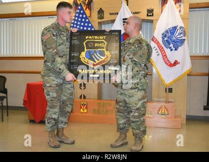 Il personale Sgt. Chase Dehart presenta Sgt. 1. Classe Gregorio Estrada, patriota Master corso di artigliare il Mentor con un grazie dono dalla classe. Foto Stock