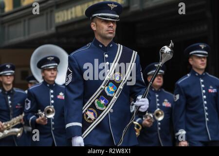 Membri dalla Air Force Band del West marzo ed eseguire in veterani parata del giorno di San Antonio, Texas, su nov. 10, 2018. La manifestazione si è tenuta in onore di veterani e attuale dazio attivo soldati, aviatori, marinai, Costa guardie e Marines. Foto Stock