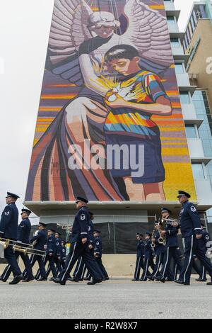 Membri dalla Air Force Band del West marzo ed eseguire in veterani parata del giorno di San Antonio, Texas, su nov. 10, 2018. La manifestazione si è tenuta in onore di veterani e attuale dazio attivo soldati, aviatori, marinai, Costa guardie e Marines. Foto Stock