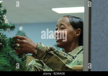 Col. Deitra L. Trotter, 504th Intelligenza militare Comandante di brigata, luoghi un ornamento sul 504th MI BDE albero di Natale al Workshop Santa, nov. 15, 2018, Fort Hood, Texas. Ciascuna unità principali su Fort Hood ha la possibilità di decorare un albero a Workshop Santa. Foto Stock