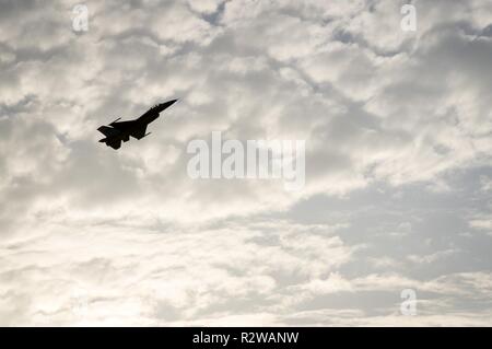 Un U.S. Air Force F-16 Fighting Falcon vola sopra il Sakhir Air Base durante il Bahrain International Airshow (BIAS) 2018, Bahrein, nov. 14, 2018. La polarizzazione è una biennale, tre-giorni di aeronautica e aerospaziale evento che fornisce il militare degli Stati Uniti un'opportunità per evidenziare aviazione DOD della flessibilità, velocità e agilità. Foto Stock