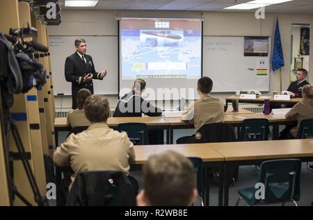 I marinai dall'Ohio-class missile balistico sommergibile USS Alaska (SSBN 732) dare una presentazione per la Marina Junior di riserva per la formazione di ufficiali Corps (NJROTC) a Chugiak High School durante un omonimo visita ad Anchorage in Alaska,. Navy eventi come l'Alaska omonimo visita interattiva sono modi per condividere ciò che la Marina militare non fa per il nostro paese con un numero di diverse comunità. L Alaska è uno dei cinque ballistic-missile sottomarini di stanza a Naval base sottomarina Kings Bay, Georgia. Foto Stock