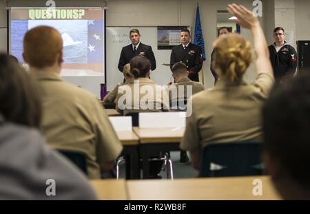 I marinai dall'Ohio-class missile balistico sommergibile USS Alaska (SSBN 732) dare una presentazione per la Marina Junior di riserva per la formazione di ufficiali Corps (NJROTC) a Chugiak High School durante un omonimo visita ad Anchorage in Alaska,. Navy eventi come l'Alaska omonimo visita interattiva sono modi per condividere ciò che la Marina militare non fa per il nostro paese con un numero di diverse comunità. L Alaska è uno dei cinque ballistic-missile sottomarini di stanza a Naval base sottomarina Kings Bay, Georgia. Foto Stock