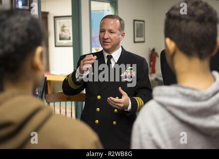 I marinai dall'Ohio-class missile balistico sommergibile USS Alaska (SSBN 732) dare una presentazione per la Marina Junior di riserva per la formazione di ufficiali Corps (NJROTC) a Chugiak High School durante un omonimo visita ad Anchorage in Alaska,. Navy eventi come l'Alaska omonimo visita interattiva sono modi per condividere ciò che la Marina militare non fa per il nostro paese con un numero di diverse comunità. L Alaska è uno dei cinque ballistic-missile sottomarini di stanza a Naval base sottomarina Kings Bay, Georgia. Foto Stock