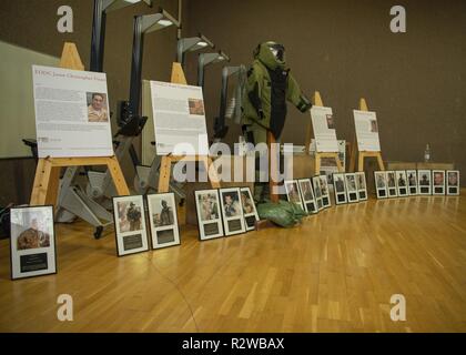 Foto di caduto l'eliminazione degli ordigni esplosivi i tecnici sono sul display per l'EOD memorial allenamento del giorno nel Skelton Centro Fitness a Spangdahlem Air Base, Germania, nov. 10, 2018. Dal settembre 11, 2001, 134 EOD tecnici attraverso il Dipartimento della difesa sono stati uccisi nella linea del dazio. Foto Stock