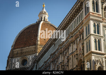 Firenze, Italia - Febbraio, 2019. Dettagli della facciata della Cattedrale di Santa Maria del Fiore. Foto Stock