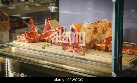 Firenze, Italia - Febbraio, 2019. Età bistecche fiorentine (Bistecca alla fiorentina in italiano) in vendita nel mercato centrale. Foto Stock