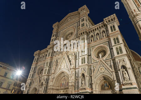 Firenze, Italia - Febbraio, 2019. Vista notturna della facciata della Cattedrale di Santa Maria del Fiore. Foto Stock