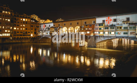 Firenze, Italia - Febbraio, 2019. Vista notturna del famoso Ponte Vecchio sul fiume Arno. Foto Stock