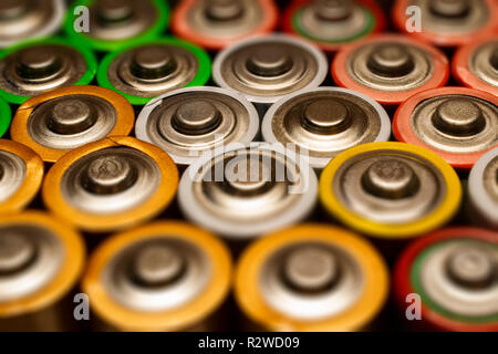 Primo piano della pila di utilizzate batterie alcaline. Close up righe colorate di selezione delle batterie AA energia sfondo astratto di colorate le batterie. Foto Stock