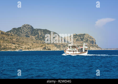 Gita in barca nel mar Mediterraneo vicino alla costa di Isola di Rodi (Rhodes, Grecia) Foto Stock