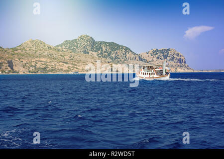 Gita in barca nel mar Mediterraneo vicino alla costa di Isola di Rodi (Rhodes, Grecia) Foto Stock