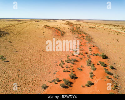 Big Red dune di sabbia un iconico punto di riferimento australiano all'inizio dei Simpson via vicino a Birdsville, Queensland. Situato a circa 35 km a est di B Foto Stock