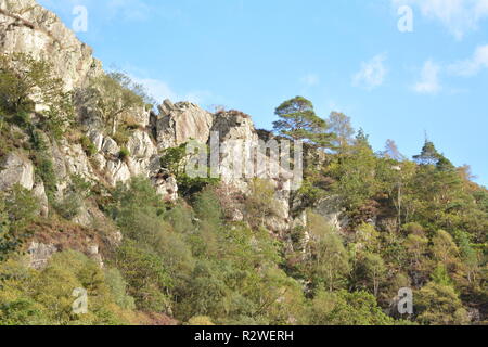 Scogliere con alberi Aberglaslyn sopra Foto Stock