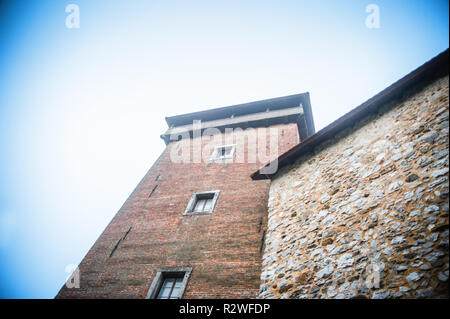 Il castello di Dubovac domina la città croata di Karlovac. In una nebbia di mattina d'estate. Foto Stock