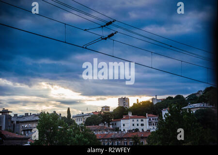 I fili elettrici con city scape in background al tramonto, Rijeka CROAZIA. Foto Stock