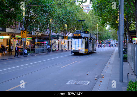 I tram in Bourke Street Mall - Melbourne Foto Stock