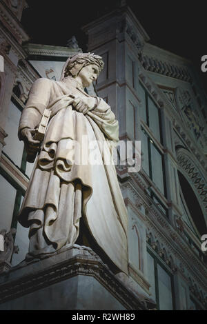 Firenze, Italia - dicembre 2017. Statua in marmo della famosa medievale italiana poeta Dante Alighieri davanti la Basilica di Santa Croce. Foto Stock