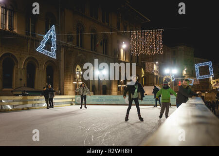 Perugia, Italia - Gennaio 2018. Persone a pattinare sulla pista di ghiaccio nel centro storico. Foto Stock