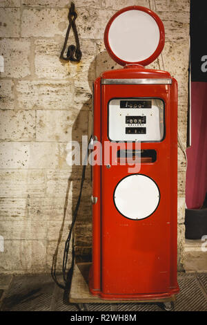 Un vintage rosso stazione gas pompa. Formato verticale. Foto Stock