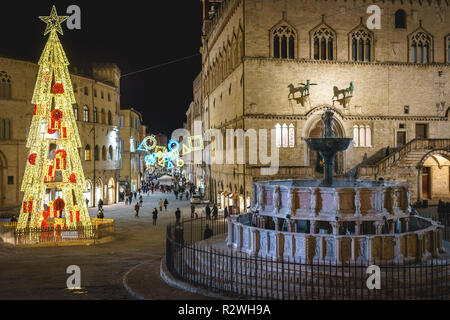 Perugia, Italia - Gennaio 2018. La piazza principale con la medioevale Fontana Maggiore e il Palazzo dei Priori (Municipio), con un albero di Natale. Foto Stock