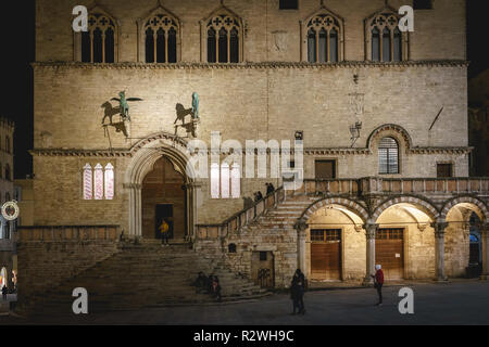 Perugia, Italia - Gennaio 2018. La facciata anteriore del Palazzo dei Priori (il municipio medievale) nella piazza principale della città. Foto Stock