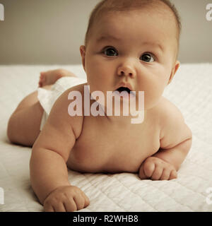 Carino il bambino giacente sulla pancia Foto Stock