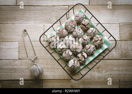 Chocolate crinkle cookies in un cesto su un tavolo di legno. Vista dall'alto. Formato orizzontale. Foto Stock