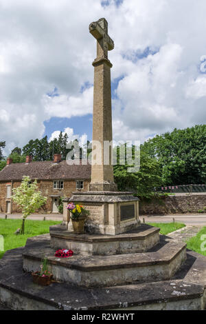 WW1 Memoriale di guerra sul villaggio verde, Litchborough, Northamptonshire, Regno Unito Foto Stock