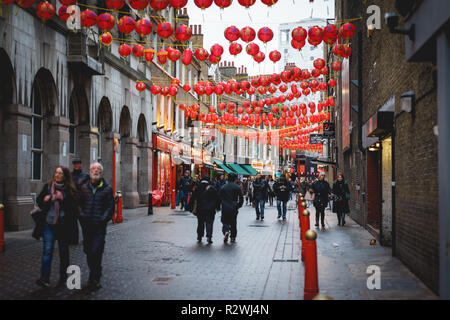 London, Regno Unito - Febbraio, 2019. Una strada in China Town decorate con il cinese lanterne rosse. Foto Stock