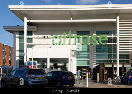 Waitrose supermercato con una rotta waitrose segno - Concetto di waitrose facendo male, rotto, deteriorando; Waitrose, Newmarket UK Foto Stock