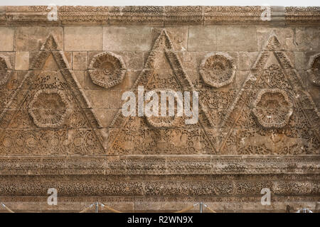 Berlino. Germania. Pergamon Museum. La Mshatta facciata, parte della decorazione del castello nel deserto la parete da un Umayyad palace di Qasr Al-Mshatta, costruito in Jorda Foto Stock