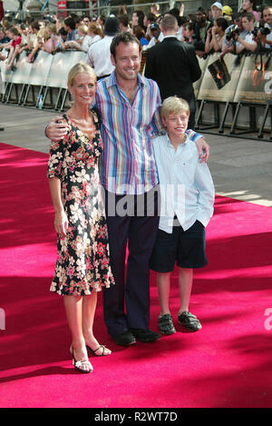 ULRIKA JONSSON LANCIA GERRARD-WRIGHT & FIGLIO CAMERON LA GUERRA DEI MONDI PERMIERE Odeon Leicester Square Londra Inghilterra 19 giugno 200 Foto Stock