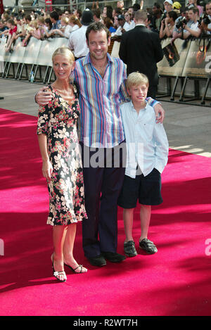 ULRIKA JONSSON LANCIA GERRARD-WRIGHT & FIGLIO CAMERON LA GUERRA DEI MONDI PERMIERE Odeon Leicester Square Londra Inghilterra 19 giugno 200 Foto Stock