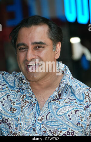 SANJEEV BHASKAR LA GUERRA DEI MONDI PERMIERE Odeon Leicester Square Londra Inghilterra 19 Giugno 2005 Foto Stock