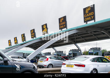 I veicoli in coda al grande Wyrley caselli sulla M6 in direzione Nord, Regno Unito Foto Stock