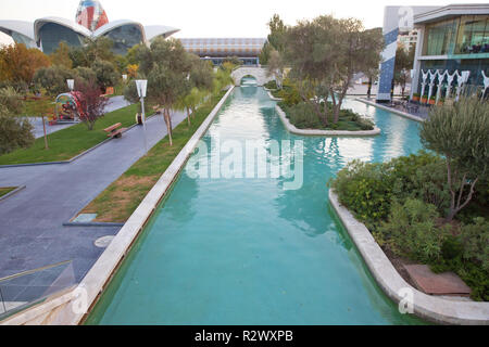 La piccola Venezia di Baku Boulevard è una piccola cittadina costruita nel 1960. La piccola Venezia Park . La piccola Venezia water park è situato sul Boulevard di Baku nel centro della città di Baku in Azerbaijan. Foto Stock