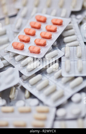 Molti farmaci in blister in un heap Foto Stock