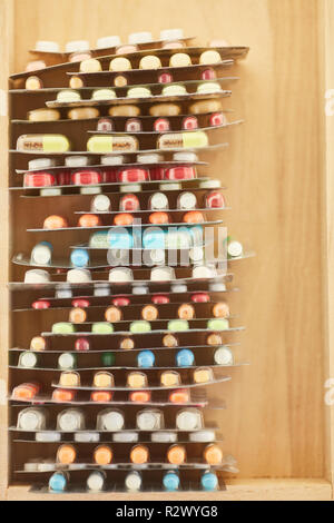 Alta pila di medicine colorate in blister Foto Stock