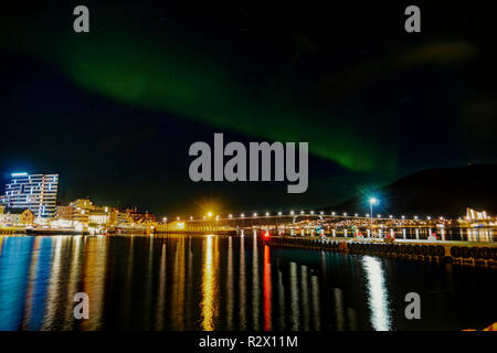 Belle luci del nord oltre a Tromsø di notte, Norvegia Foto Stock