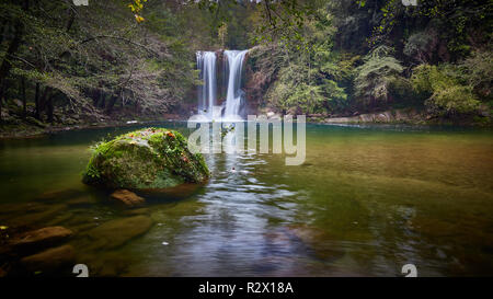 Bellissima vista panoramica foto da una cascata in Spagna, cascata Santa Margarita,vicino al villaggio di Les Planes de Hostoles Foto Stock