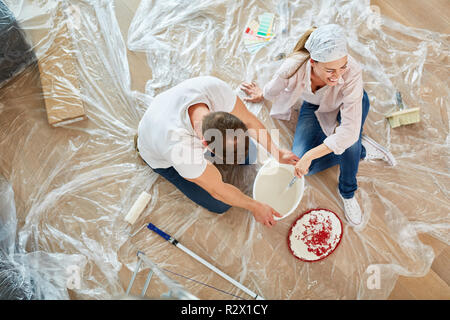 Coppia giovane si diverte a risanare e dipinto nella nuova casa come home Foto Stock