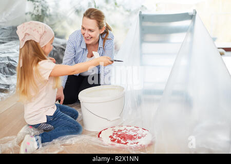 La figlia e la madre nella verniciatura di un mix di colore insieme e divertirsi Foto Stock